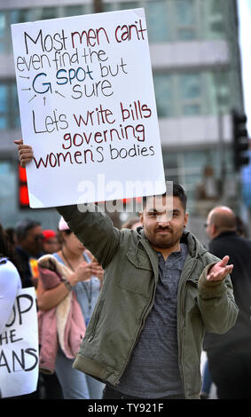 Eine Abtreibung Rights Advocate hält er seinen Schild an einer Haltestelle Abtreibung verbietet Kundgebung NARAL Pro-Choice Kalifornien in Los Angeles, Kalifornien am 21. Mai 2019 organisiert. Foto von Chris Kauen/UPI Stockfoto