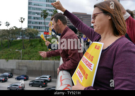 Abtreibung Rechte Aktivisten wave Schilder auf dem Wilshire Überführung mit Blick auf den 110 Freeway an einer Haltestelle Abtreibung verbietet Kundgebung NARAL Pro-Choice Kalifornien in Los Angeles, Kalifornien am 21. Mai 2019 organisiert. Foto von Chris Kauen/UPI Stockfoto