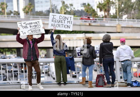 Abtreibung Rechte Aktivisten wave Schilder auf dem Wilshire Überführung mit Blick auf den 110 Freeway an einer Haltestelle Abtreibung verbietet Kundgebung NARAL Pro-Choice Kalifornien in Los Angeles, Kalifornien am 21. Mai 2019 organisiert. Foto von Chris Kauen/UPI Stockfoto