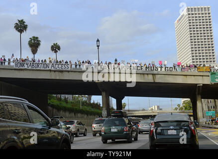 Abtreibung Rechte Aktivisten wave Schilder auf dem Wilshire Überführung mit Blick auf den 110 Freeway an einer Haltestelle Abtreibung verbietet Kundgebung NARAL Pro-Choice Kalifornien in Los Angeles, Kalifornien am 21. Mai 2019 organisiert. Foto von Chris Kauen/UPI Stockfoto