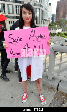 Eine Abtreibung Rights Advocate hält Ihr Schild an einer Haltestelle Abtreibung verbietet Kundgebung NARAL Pro-Choice Kalifornien in Los Angeles, Kalifornien am 21. Mai 2019 organisiert. Foto von Chris Kauen/UPI Stockfoto