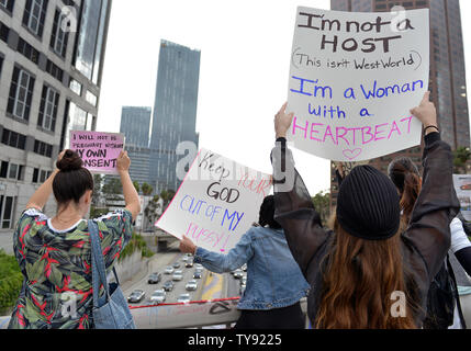 Abtreibung Rechte Aktivisten wave Schilder auf dem Wilshire Überführung mit Blick auf den 110 Freeway an einer Haltestelle Abtreibung verbietet Kundgebung NARAL Pro-Choice Kalifornien in Los Angeles, Kalifornien am 21. Mai 2019 organisiert. Foto von Chris Kauen/UPI Stockfoto