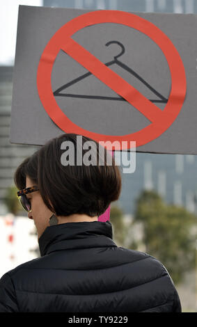 Eine Abtreibung Rights Advocate hält Ihr Schild an einer Haltestelle Abtreibung verbietet Kundgebung NARAL Pro-Choice Kalifornien in Los Angeles, Kalifornien am 21. Mai 2019 organisiert. Foto von Chris Kauen/UPI Stockfoto