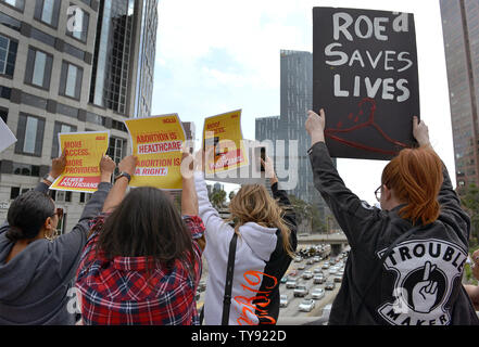 Abtreibung Rechte Aktivisten wave Schilder auf dem Wilshire Überführung mit Blick auf den 110 Freeway an einer Haltestelle Abtreibung verbietet Kundgebung NARAL Pro-Choice Kalifornien in Los Angeles, Kalifornien am 21. Mai 2019 organisiert. Foto von Chris Kauen/UPI Stockfoto