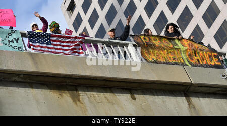 Abtreibung Rechte Aktivisten wave Schilder auf dem Wilshire Überführung mit Blick auf den 110 Freeway an einer Haltestelle Abtreibung verbietet Kundgebung NARAL Pro-Choice Kalifornien in Los Angeles, Kalifornien am 21. Mai 2019 organisiert. Foto von Chris Kauen/UPI Stockfoto