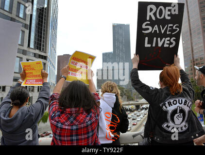 Abtreibung Rechte Aktivisten wave Schilder auf dem Wilshire Überführung mit Blick auf den 110 Freeway an einer Haltestelle Abtreibung verbietet Kundgebung NARAL Pro-Choice Kalifornien in Los Angeles, Kalifornien am 21. Mai 2019 organisiert. Foto von Chris Kauen/UPI Stockfoto