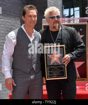 Amerikanische TV-Persönlichkeit, Gastronom und Koch Guy Fieri hält eine Replik Plakette, als er von dem Schauspieler Matthew MConaughey während einer enthüllungsfeier ihn ehrt mit dem 2.664 th Stern auf dem Hollywood Walk of Fame ist in Los Angeles am 22. Mai 2019. Foto von Jim Ruymen/UPI. Stockfoto