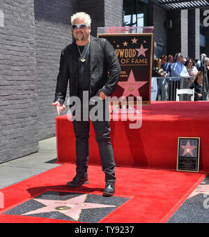 Amerikanische TV-Persönlichkeit, Gastronom und Koch Guy Fieri verweist auf seinen Stern während einer enthüllungsfeier ihn ehrt mit dem 2.664 th Stern auf dem Hollywood Walk of Fame in Los Angeles am 22. Mai 2019. Foto von Jim Ruymen/UPI. Stockfoto