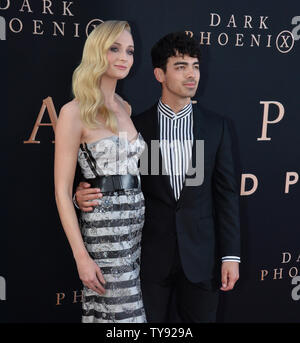 Warf Mitglied Sophie Turner und ihr Ehemann, Musiker Joe Jonas die Premiere des Sci - FI motion picture 'Dark Phoenix' an der TCL Chinese Theatre in Hollywood" in Los Angeles am 4. Juni 2019. Storyline: Jean Grey beginnt die unglaublichen Kräfte, dass korrupte und sie in einem dunklen Phoenix drehen zu entwickeln. Die X-Men müssen sich entscheiden, ob das Leben eines Teammitglieds mehr wert als all die Menschen, die in der Welt ist. Foto von Jim Ruymen/UPI Stockfoto