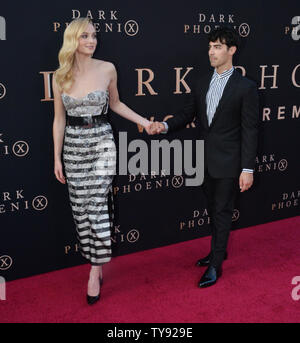 Warf Mitglied Sophie Turner und ihr Ehemann, Musiker Joe Jonas die Premiere des Sci - FI motion picture 'Dark Phoenix' an der TCL Chinese Theatre in Hollywood" in Los Angeles am 4. Juni 2019. Storyline: Jean Grey beginnt die unglaublichen Kräfte, dass korrupte und sie in einem dunklen Phoenix drehen zu entwickeln. Die X-Men müssen sich entscheiden, ob das Leben eines Teammitglieds mehr wert als all die Menschen, die in der Welt ist. Foto von Jim Ruymen/UPI Stockfoto