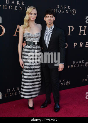 Warf Mitglied Sophie Turner und ihr Ehemann, Musiker Joe Jonas die Premiere des Sci - FI motion picture 'Dark Phoenix' an der TCL Chinese Theatre in Hollywood" in Los Angeles am 4. Juni 2019. Storyline: Jean Grey beginnt die unglaublichen Kräfte, dass korrupte und sie in einem dunklen Phoenix drehen zu entwickeln. Die X-Men müssen sich entscheiden, ob das Leben eines Teammitglieds mehr wert als all die Menschen, die in der Welt ist. Foto von Jim Ruymen/UPI Stockfoto