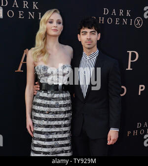 Warf Mitglied Sophie Turner und ihr Ehemann, Musiker Joe Jonas die Premiere des Sci - FI motion picture 'Dark Phoenix' an der TCL Chinese Theatre in Hollywood" in Los Angeles am 4. Juni 2019. Storyline: Jean Grey beginnt die unglaublichen Kräfte, dass korrupte und sie in einem dunklen Phoenix drehen zu entwickeln. Die X-Men müssen sich entscheiden, ob das Leben eines Teammitglieds mehr wert als all die Menschen, die in der Welt ist. Foto von Jim Ruymen/UPI Stockfoto