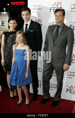 L-r Schauspieler Ginnifer Goodwin, Ryan Simpkins, Nicholas Hoult, und Colin Firth an der Premiere von "A Single Man" im AFI Fest 2009 am Grauman's Chinese Theatre in Los Angeles am 5. November 2009. UPI/Jonathan Alcorn Stockfoto