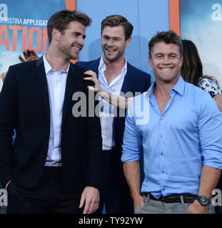 Warf Mitglied Chris Hemsworth (C) nimmt an der Premiere der motion picture Komödie 'Urlaub' mit seinen Brüdern, australischer Schauspieler Liam Hemsworth (L) und Lukas Hemsworth im Regency Dorf Theater im Westwood Abschnitt von Los Angeles am 27. Juli 2015. Storyline: in der Hoffnung, seine Familie einander näher zu bringen und seine Kindheit Ferienhäuser für seine eigenen Kinder zu schaffen, die ein Erwachsener Rusty Griswold nimmt seine Frau und ihre beiden Söhne auf einem Cross-country Road Trip zu den coolsten Theme Park in Amerika, Walley Welt. Unnötig zu sagen, Dinge, die nicht ganz so wie geplant. Foto von Jim Ruymen/UPI Stockfoto