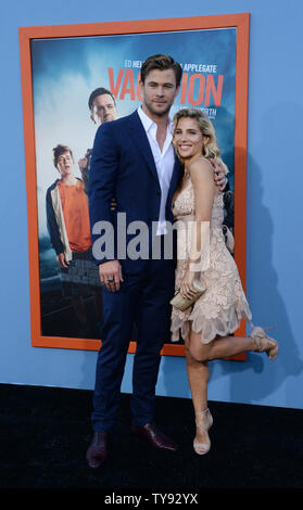 Warf Mitglied Chris Hemsworth und seine Frau, der Spanischen Model und Schauspielerin Elsa Pataky die Premiere der motion picture Komödie 'besuchen' Urlaub im Regency Dorf Theater im Westwood Abschnitt von Los Angeles am 27. Juli 2015. Storyline: in der Hoffnung, seine Familie einander näher zu bringen und seine Kindheit Ferienhäuser für seine eigenen Kinder zu schaffen, die ein Erwachsener Rusty Griswold nimmt seine Frau und ihre beiden Söhne auf einem Cross-country Road Trip zu den coolsten Theme Park in Amerika, Walley Welt. Unnötig zu sagen, Dinge, die nicht ganz so wie geplant. Foto von Jim Ruymen/UPI Stockfoto