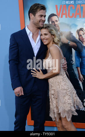 Warf Mitglied Chris Hemsworth und seine Frau, der Spanischen Model und Schauspielerin Elsa Pataky die Premiere der motion picture Komödie 'besuchen' Urlaub im Regency Dorf Theater im Westwood Abschnitt von Los Angeles am 27. Juli 2015. Storyline: in der Hoffnung, seine Familie einander näher zu bringen und seine Kindheit Ferienhäuser für seine eigenen Kinder zu schaffen, die ein Erwachsener Rusty Griswold nimmt seine Frau und ihre beiden Söhne auf einem Cross-country Road Trip zu den coolsten Theme Park in Amerika, Walley Welt. Unnötig zu sagen, Dinge, die nicht ganz so wie geplant. Foto von Jim Ruymen/UPI Stockfoto