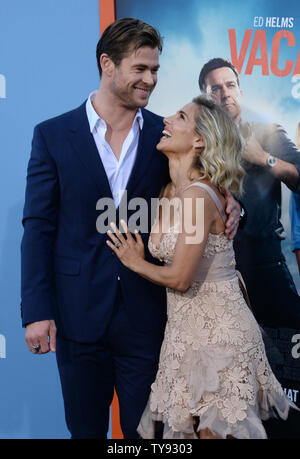 Warf Mitglied Chris Hemsworth und seine Frau, der Spanischen Model und Schauspielerin Elsa Pataky die Premiere der motion picture Komödie 'besuchen' Urlaub im Regency Dorf Theater im Westwood Abschnitt von Los Angeles am 27. Juli 2015. Storyline: in der Hoffnung, seine Familie einander näher zu bringen und seine Kindheit Ferienhäuser für seine eigenen Kinder zu schaffen, die ein Erwachsener Rusty Griswold nimmt seine Frau und ihre beiden Söhne auf einem Cross-country Road Trip zu den coolsten Theme Park in Amerika, Walley Welt. Unnötig zu sagen, Dinge, die nicht ganz so wie geplant. Foto von Jim Ruymen/UPI Stockfoto