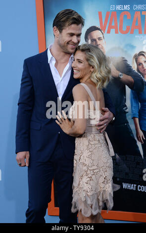 Warf Mitglied Chris Hemsworth und seine Frau, der Spanischen Model und Schauspielerin Elsa Pataky die Premiere der motion picture Komödie 'besuchen' Urlaub im Regency Dorf Theater im Westwood Abschnitt von Los Angeles am 27. Juli 2015. Storyline: in der Hoffnung, seine Familie einander näher zu bringen und seine Kindheit Ferienhäuser für seine eigenen Kinder zu schaffen, die ein Erwachsener Rusty Griswold nimmt seine Frau und ihre beiden Söhne auf einem Cross-country Road Trip zu den coolsten Theme Park in Amerika, Walley Welt. Unnötig zu sagen, Dinge, die nicht ganz so wie geplant. Foto von Jim Ruymen/UPI Stockfoto
