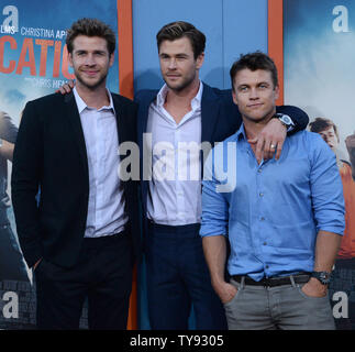 Warf Mitglied Chris Hemsworth (C) nimmt an der Premiere der motion picture Komödie 'Urlaub' mit seinen Brüdern, australischer Schauspieler Liam Hemsworth (L) und Lukas Hemsworth im Regency Dorf Theater im Westwood Abschnitt von Los Angeles am 27. Juli 2015. Storyline: in der Hoffnung, seine Familie einander näher zu bringen und seine Kindheit Ferienhäuser für seine eigenen Kinder zu schaffen, die ein Erwachsener Rusty Griswold nimmt seine Frau und ihre beiden Söhne auf einem Cross-country Road Trip zu den coolsten Theme Park in Amerika, Walley Welt. Unnötig zu sagen, Dinge, die nicht ganz so wie geplant. Foto von Jim Ruymen/UPI Stockfoto