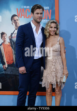 Warf Mitglied Chris Hemsworth und seine Frau, der Spanischen Model und Schauspielerin Elsa Pataky die Premiere der motion picture Komödie 'besuchen' Urlaub im Regency Dorf Theater im Westwood Abschnitt von Los Angeles am 27. Juli 2015. Storyline: in der Hoffnung, seine Familie einander näher zu bringen und seine Kindheit Ferienhäuser für seine eigenen Kinder zu schaffen, die ein Erwachsener Rusty Griswold nimmt seine Frau und ihre beiden Söhne auf einem Cross-country Road Trip zu den coolsten Theme Park in Amerika, Walley Welt. Unnötig zu sagen, Dinge, die nicht ganz so wie geplant. Foto von Jim Ruymen/UPI Stockfoto