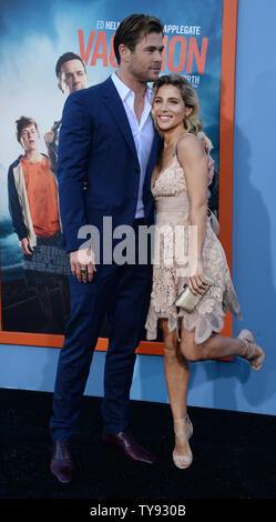 Warf Mitglied Chris Hemsworth und seine Frau, der Spanischen Model und Schauspielerin Elsa Pataky die Premiere der motion picture Komödie 'besuchen' Urlaub im Regency Dorf Theater im Westwood Abschnitt von Los Angeles am 27. Juli 2015. Storyline: in der Hoffnung, seine Familie einander näher zu bringen und seine Kindheit Ferienhäuser für seine eigenen Kinder zu schaffen, die ein Erwachsener Rusty Griswold nimmt seine Frau und ihre beiden Söhne auf einem Cross-country Road Trip zu den coolsten Theme Park in Amerika, Walley Welt. Unnötig zu sagen, Dinge, die nicht ganz so wie geplant. Foto von Jim Ruymen/UPI Stockfoto
