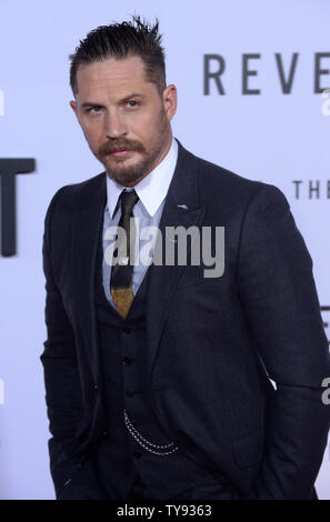 Warf Mitglied Tom Hardy besucht die Premiere des Motion picture Western Thriller "Der Wiedergänger" bei TCL Chinese Theatre in Hollywood" in Los Angeles am 16. Dezember 2015. Handlung: In den 1820er Jahren einem frontiersman namens Hugh Glass legt auf dem Weg der Rache gegen diejenigen, die ihn für tot nach einem Bären Übel zurichten. Foto von Jim Ruymen/UPI Stockfoto