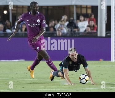 Von Manchester City Mittelfeldspieler Yaya TourŽ (42) Erhält eine gelbe Karte in diesem Spiel gegen Real Madrid midfielder Mateo Kovacic (16) in der ersten Hälfte während ihrer Internationalen Champions Cup Match im Los Angeles Memorial Coliseum in Los Angeles am 26. Juli 2017. Foto von Michael Goulding/UPI Stockfoto