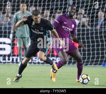 Von Real Madrid midfielder Mateo Kovacic (16) und Mittelfeldspieler von Manchester City Yaya TourŽ (42) Kampf in der ersten Hälfte während ihrer Internationalen Champions Cup Match im Los Angeles Memorial Coliseum in Los Angeles am 26. Juli 2017. Foto von Michael Goulding/UPI Stockfoto