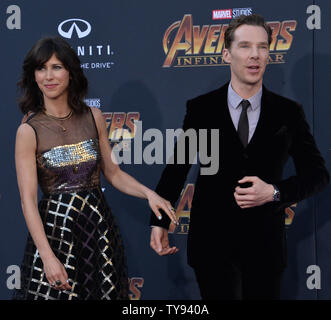 Warf Mitglied Benedict Cumberbatch und seine Frau, Oper Regisseur und Dramatiker Sophie Jäger die Premiere des Sci - FI motion picture Fantasy' Avengers: Infinity Wars" am El Capitan Theatre in Hollywood" in Los Angeles am 23. April 2018. Handlung: Die rächer und ihre Verbündeten müssen bereit sein, alle in einem Versuch, die leistungsstarke Thanos zu besiegen, bevor sein Blitz von Zerstörung und Untergang zu Opfern macht Schluss mit dem Universum. Foto von Jim Ruymen/UPI. Stockfoto