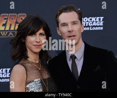 Warf Mitglied Benedict Cumberbatch und seine Frau, Oper Regisseur und Dramatiker Sophie Jäger die Premiere des Sci - FI motion picture Fantasy' Avengers: Infinity Wars" am El Capitan Theatre in Hollywood" in Los Angeles am 23. April 2018. Handlung: Die rächer und ihre Verbündeten müssen bereit sein, alle in einem Versuch, die leistungsstarke Thanos zu besiegen, bevor sein Blitz von Zerstörung und Untergang zu Opfern macht Schluss mit dem Universum. Foto von Jim Ruymen/UPI. Stockfoto