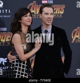 Warf Mitglied Benedict Cumberbatch und seine Frau, Oper Regisseur und Dramatiker Sophie Jäger die Premiere des Sci - FI motion picture Fantasy' Avengers: Infinity Wars" am El Capitan Theatre in Hollywood" in Los Angeles am 23. April 2018. Handlung: Die rächer und ihre Verbündeten müssen bereit sein, alle in einem Versuch, die leistungsstarke Thanos zu besiegen, bevor sein Blitz von Zerstörung und Untergang zu Opfern macht Schluss mit dem Universum. Foto von Jim Ruymen/UPI. Stockfoto