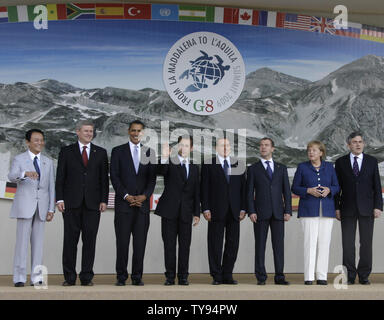 Die G8-Führer (L-R) der japanische Ministerpräsident Taro Aso, kanadische Premierminister Stephen Harper, US-Präsident Barack Obama, der französische Präsident Nicolas Sarkozy, der italienische Ministerpräsident Silvio Berlusconi, der russische Präsident Dmitri Medwedew und Bundeskanzlerin Angela Merkel, der britische Premierminister Gordon Brown darstellen, während die Staats- und Regierungschefs der G8-Gruppe Foto auf dem G8-Gipfel in L'Aquila, Italien am 8. Juli 2009. (UPI Foto/Anatoli Zhdanov) Stockfoto