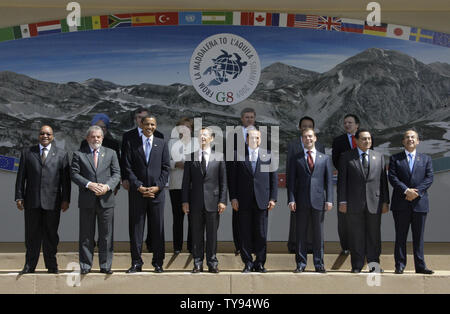 G8- und G5-Führer sammeln für ein Gruppenfoto auf dem G8-Gipfel in L'Aquila, Italien am 9. Juli 2009. Vordere Reihe (L-R) Südafrikas Präsident Jacob Zuma, Brasiliens Präsident Luiz Inacio Lula da Silva, US-Präsident Barack Obama, der französische Präsident Nicolas Sarkozy, Italiens Ministerpräsident Silvio Berlusconi, der russische Präsident Dmitri Medwedew, der ägyptische Präsident Hosni Mubarak und der mexikanische Präsident Felipe Calderon. Hintere Reihe (L-R) Indiens Premierminister Manmohan Singh, der britische Premierminister Gordon Brown, die deutsche Bundeskanzlerin Angela Merkel, der kanadische Premierminister Stephen Harper, Premierminister von Japan Stockfoto