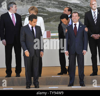 G8- und G5-Führer sammeln für ein Gruppenfoto auf dem G8-Gipfel in L'Aquila, Italien am 9. Juli 2009. (L - R) Der britische Premierminister Gordon Brown, die deutsche Bundeskanzlerin Angela Merkel, der französische Präsident Nicolas Sarkozy, der italienische Ministerpräsident Silvio Berlusconi, der japanische Ministerpräsident Taro Aso, der russische Präsident Dmitri Medwedew und Schwedens Ministerpräsident Fredrik Reinfeldt. (UPI Foto/Alex Volgin) Stockfoto