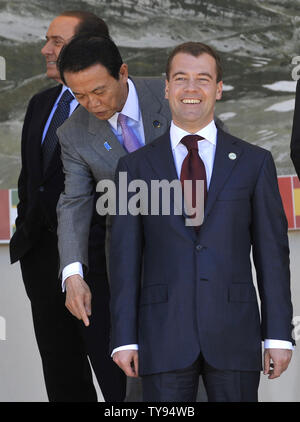 (L - R) der italienische Ministerpräsident Silvio Berlusconi, der japanische Ministerpräsident Taro Aso und der russische Präsident Dmitri Medwedew sammeln für die G8- und G5-Führer Gruppenfoto auf dem G8-Gipfel in L'Aquila, Italien am 9. Juli 2009. (UPI Foto/Alex Volgin) Stockfoto