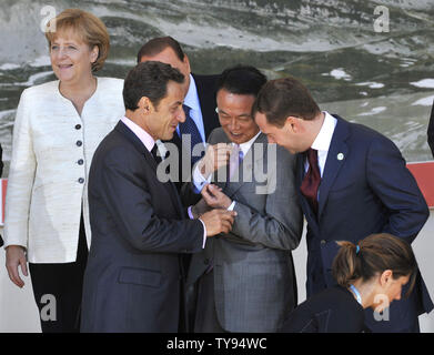 (L - R) die deutsche Bundeskanzlerin Angela Merkel, der französische Präsident Nicolas Sarkozy, der japanische Ministerpräsident Taro Aso und der russische Präsident Dmitri Medwedew sammeln für die G8- und G5-Führer Gruppenfoto auf dem G8-Gipfel in L'Aquila, Italien am 9. Juli 2009. (UPI Foto/Alex Volgin) Stockfoto