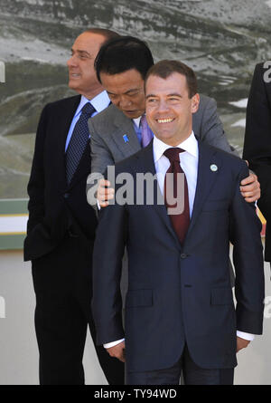 (L - R) der italienische Ministerpräsident Silvio Berlusconi, der japanische Ministerpräsident Taro Aso und der russische Präsident Dmitri Medwedew sammeln für die G8- und G5-Führer Gruppenfoto auf dem G8-Gipfel in L'Aquila, Italien am 9. Juli 2009. (UPI Foto/Alex Volgin) Stockfoto