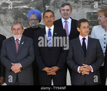 G8- und G5-Führer sammeln für ein Gruppenfoto auf dem G8-Gipfel in L'Aquila, Italien am 9. Juli 2009. (L - R) der brasilianische Präsident Luiz Inacio Lula da Silva, dem indischen Premierminister Manmohan Singh, US-Präsident Barack Obama, der britische Premierminister Gordon Brown, der französische Präsident Nicolas Sarkozy und die deutsche Bundeskanzlerin Angela Merkel. (UPI Foto/Alex Volgin) Stockfoto