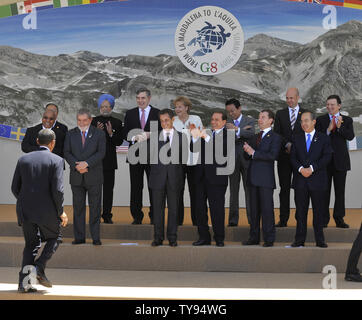 G8- und G5-Führer grüße US-Präsident Barack Obama (L), wie sie für ein Gruppenfoto auf dem G8-Gipfel in L'Aquila, Italien am 9. Juli 2009 sammeln. (UPI Foto/Alex Volgin) Stockfoto