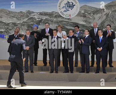 G8- und G5-Führer grüße US-Präsident Barack Obama (L), wie sie für ein Gruppenfoto auf dem G8-Gipfel in L'Aquila, Italien am 9. Juli 2009 sammeln. (UPI Foto/Alex Volgin) Stockfoto