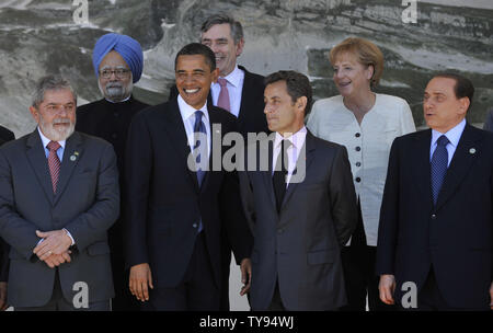 G8- und G5-Führer sammeln für ein Gruppenfoto auf dem G8-Gipfel in L'Aquila, Italien am 9. Juli 2009. (L - R) der brasilianische Präsident Luiz Inacio Lula da Silva, dem indischen Premierminister Manmohan Singh, US-Präsident Barack Obama, der britische Premierminister Gordon Brown, der französische Präsident Nicolas Sarkozy und die deutsche Bundeskanzlerin Angela Merkel und der italienische Ministerpräsident Silvio Berlusconi. (UPI Foto/Alex Volgin) Stockfoto