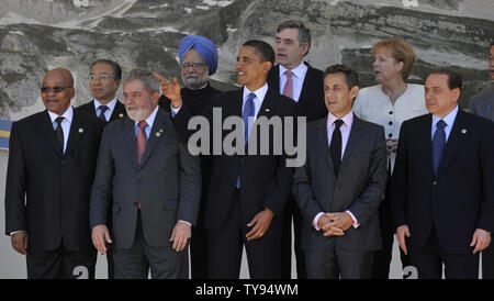 G8- und G5-Führer sammeln für ein Gruppenfoto auf dem G8-Gipfel in L'Aquila, Italien am 9. Juli 2009. (L - R) Der südafrikanische Präsident Jacob Zuma, der Südkoreanische Präsident Lee Myung-bak, der brasilianische Präsident Luiz Inacio Lula da Silva, dem indischen Premierminister Manmohan Singh, US-Präsident Barack Obama, der britische Premierminister Gordon Brown, der französische Präsident Nicolas Sarkozy, Bundeskanzlerin Angela Merkel, der kanadische Premierminister Stephen Harper, der italienische Ministerpräsident Silvio Berlusconi. (UPI Foto/Alex Volgin) Stockfoto