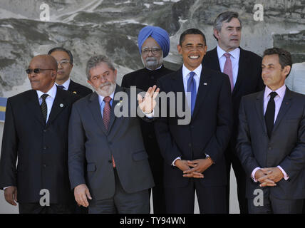 G8- und G5-Führer sammeln für ein Gruppenfoto auf dem G8-Gipfel in L'Aquila, Italien am 9. Juli 2009. (L - R) Der südafrikanische Präsident Jacob Zuma, der Südkoreanische Präsident Lee Myung-bak, der brasilianische Präsident Luiz Inacio Lula da Silva, dem indischen Premierminister Manmohan Singh, US-Präsident Barack Obama, der britische Premierminister Gordon Brown, der französische Präsident Nicolas Sarkozy. (UPI Foto/Alex Volgin) Stockfoto