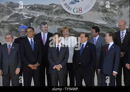 G8- und G5-Führer sammeln für ein Gruppenfoto auf dem G8-Gipfel in L'Aquila, Italien am 9. Juli 2009. (L - R) der brasilianische Präsident Luiz Inacio Lula da Silva, dem indischen Premierminister Manmohan Singh, US-Präsident Barack Obama, der britische Premierminister Gordon Brown, der französische Präsident Nicolas Sarkozy, Bundeskanzlerin Angela Merkel, der kanadische Premierminister Stephen Harper, der italienische Ministerpräsident Silvio Berlusconi, der japanische Ministerpräsident Taro Aso, der russische Präsident Dmitri Medwedew, Schwedens Ministerpräsident Fredrik Reinfeldt. (UPI Foto/Alex Volgin) Stockfoto