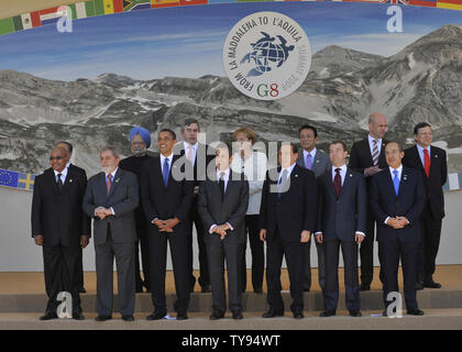 G8- und G5-Führer sammeln für ein Gruppenfoto auf dem G8-Gipfel in L'Aquila, Italien am 9. Juli 2009. (L - R) Der südafrikanische Präsident Jacob Zuma, der Südkoreanische Präsident Lee Myung-bak, der brasilianische Präsident Luiz Inacio Lula da Silva, dem indischen Premierminister Manmohan Singh, US-Präsident Barack Obama, der britische Premierminister Gordon Brown, der französische Präsident Nicolas Sarkozy, Bundeskanzlerin Angela Merkel, der kanadische Premierminister Stephen Harper, der italienische Ministerpräsident Silvio Berlusconi, der japanische Ministerpräsident Taro Aso, der russische Präsident Dmitri Medwedew, Schwedens Ministerpräsident Fredrik Reinfeldt, mexikanische Presi Stockfoto