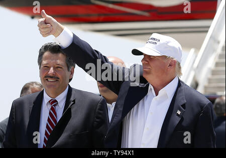 Republikanischen Präsidentschaftskandidaten Donald Trump gibt einen Daumen neben Laredo Bürgermeister Peter Saenz, als er am Laredo Flughafen für einen Besuch der US-mexikanischen Grenze in Laredo, Texas, am 23. Juli 2015 eintrifft. Foto von Aaron M. Sprecher/UPI Stockfoto