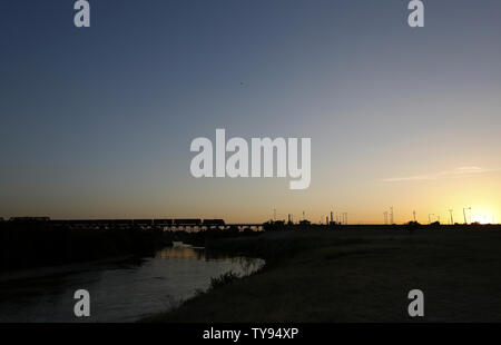 Eine allgemeine Ansicht der Rio Grande Fluss wie die Sonne an der US-mexikanischen Grenze in Laredo, Texas, am 23. Juli 2015 setzt. Foto von Aaron M. Sprecher/UPI Stockfoto