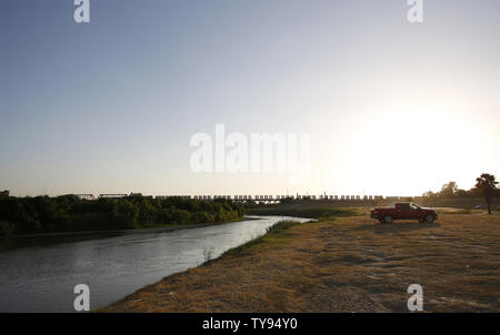 Eine allgemeine Ansicht der Rio Grande River ist an der US-mexikanischen Grenze in Laredo, Texas, am 23. Juli 2015 gesehen. Foto von Aaron M. Sprecher/UPI Stockfoto