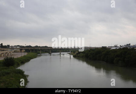 Eine allgemeine Ansicht der Rio Grande Fluss ist vom Gateway bis Amerika internationale Brücke an der US-mexikanischen Grenze in der Nähe von Laredo, Texas, am 24. Juli 2015 gesehen. Foto von Aaron M. Sprecher/UPI Stockfoto