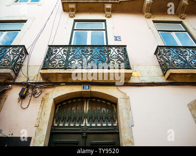 An der Wand eines alten Palastes mit Azulejo, eine typische Ornament der portugiesische Architektur abgedeckt Stockfoto